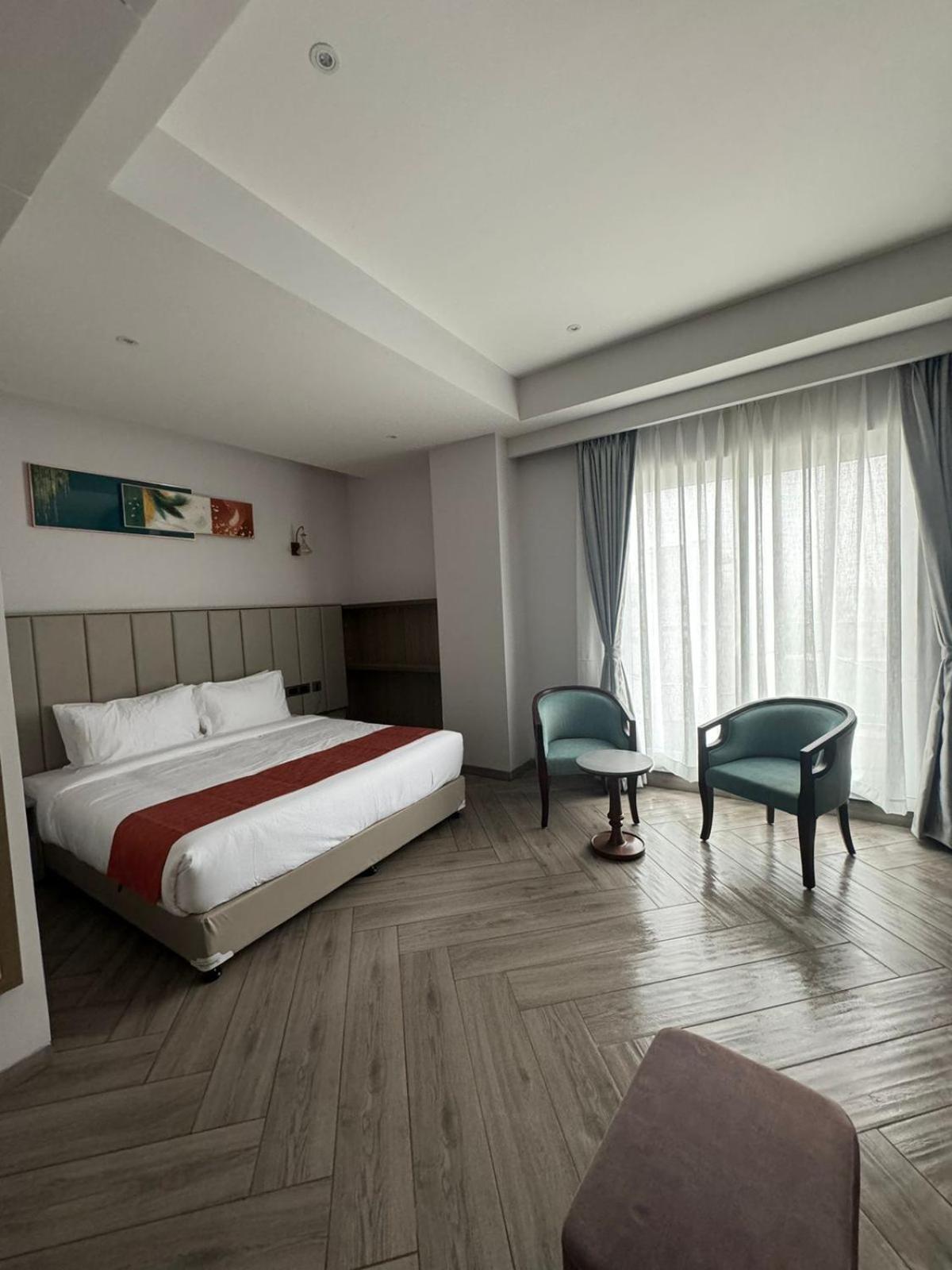 De Crown Inn Jogikuti Екстериор снимка