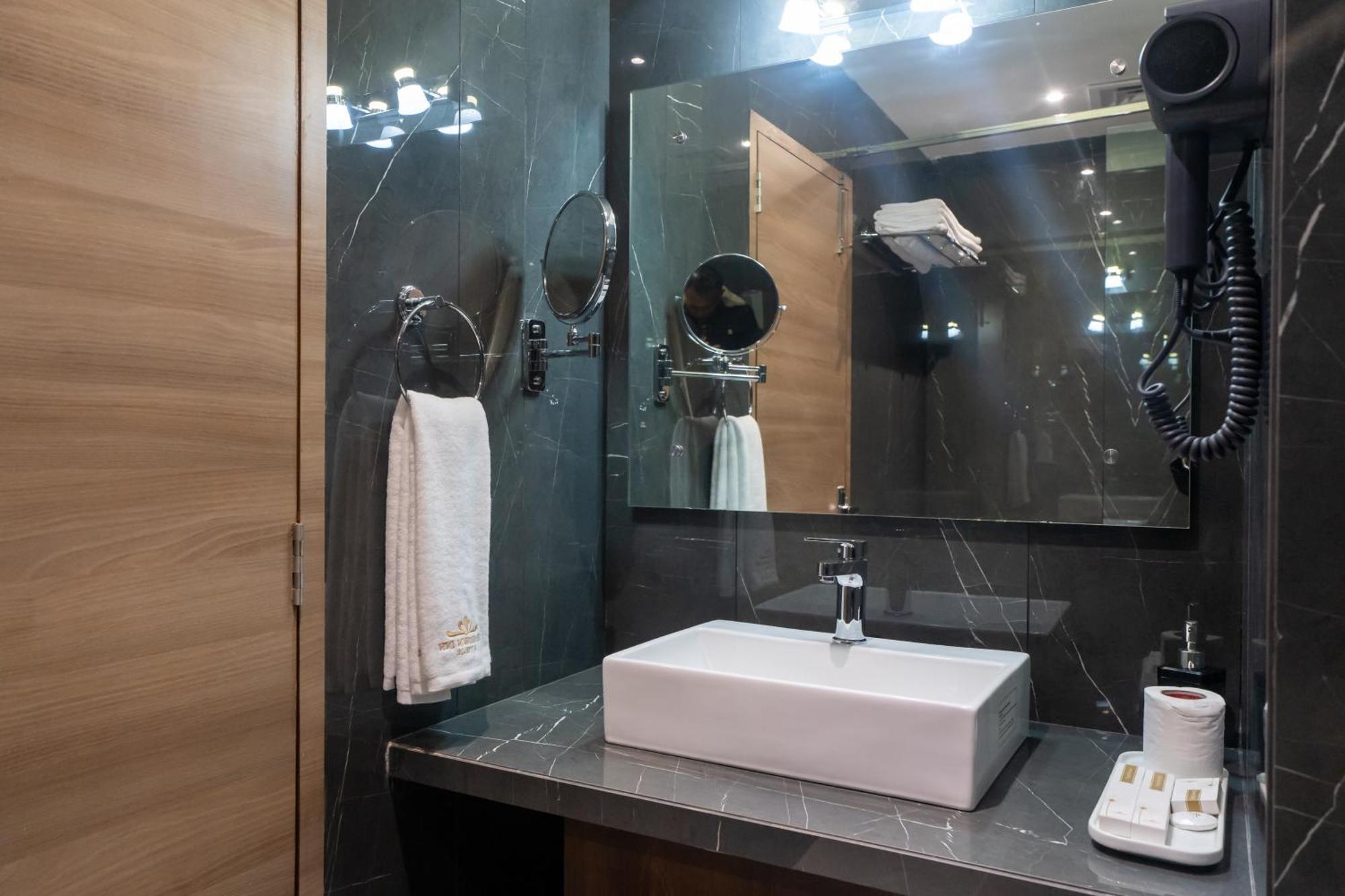 De Crown Inn Jogikuti Екстериор снимка